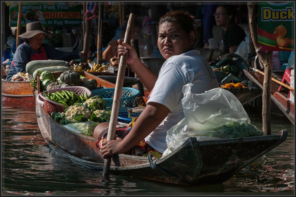 Gemüseverkäuferin auf dem Khlong Latmayom Floating Market