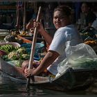 Gemüseverkäuferin auf dem Khlong Latmayom Floating Market