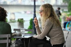 Gemütlich bei Kaffee... einmal ohne Smartphone