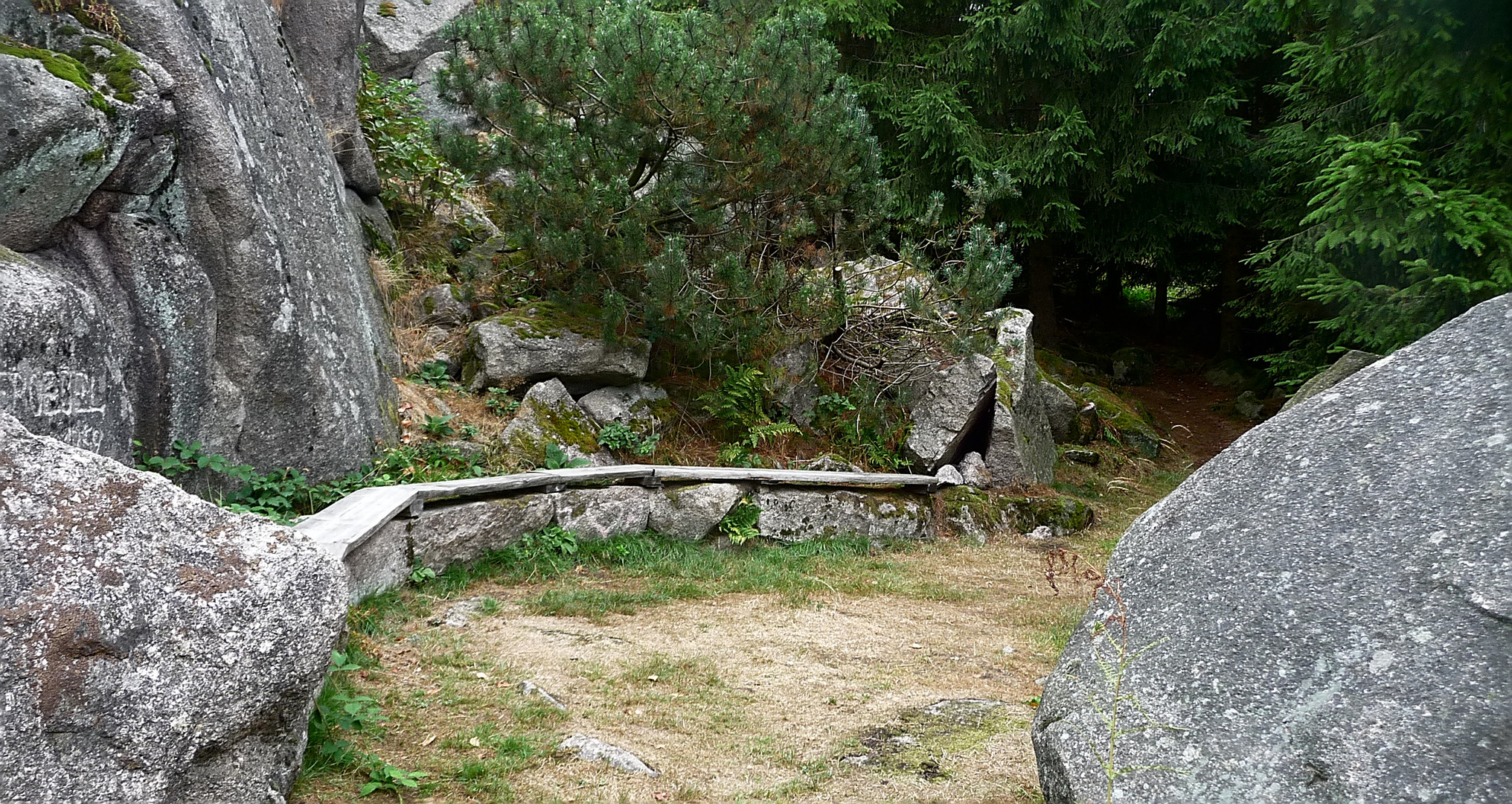 Gemütlich von Felsen eingerahmt