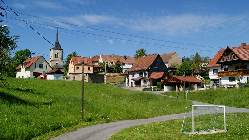 Gemütliche Dörfer  in Thüringen unter weiß-blauen  Himmel