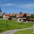 Gemütliche Dörfer  in Thüringen unter weiß-blauen  Himmel