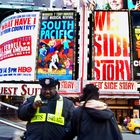 gemütlicher Cop am Time Square in New York City