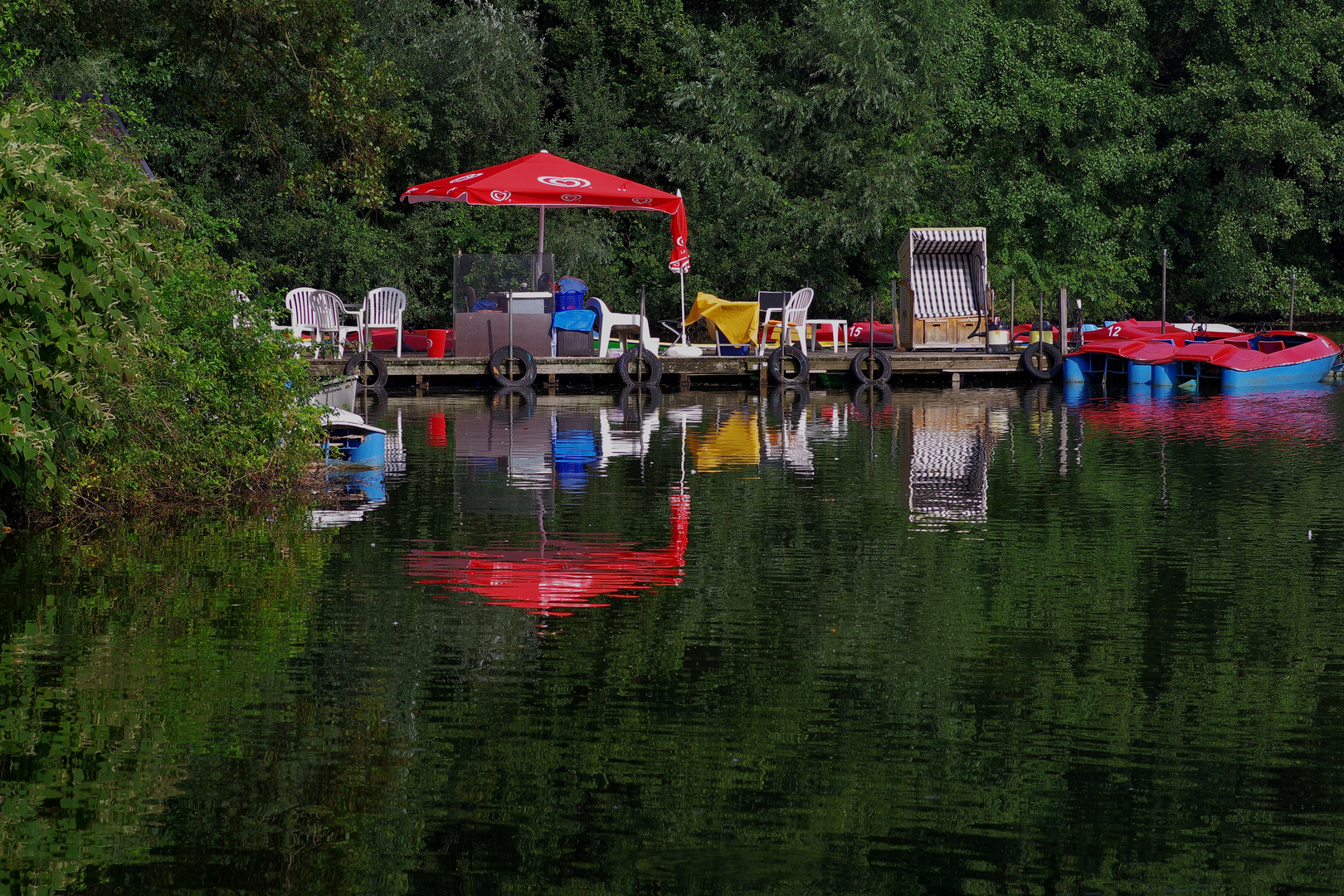 gemütlicher Platz am See