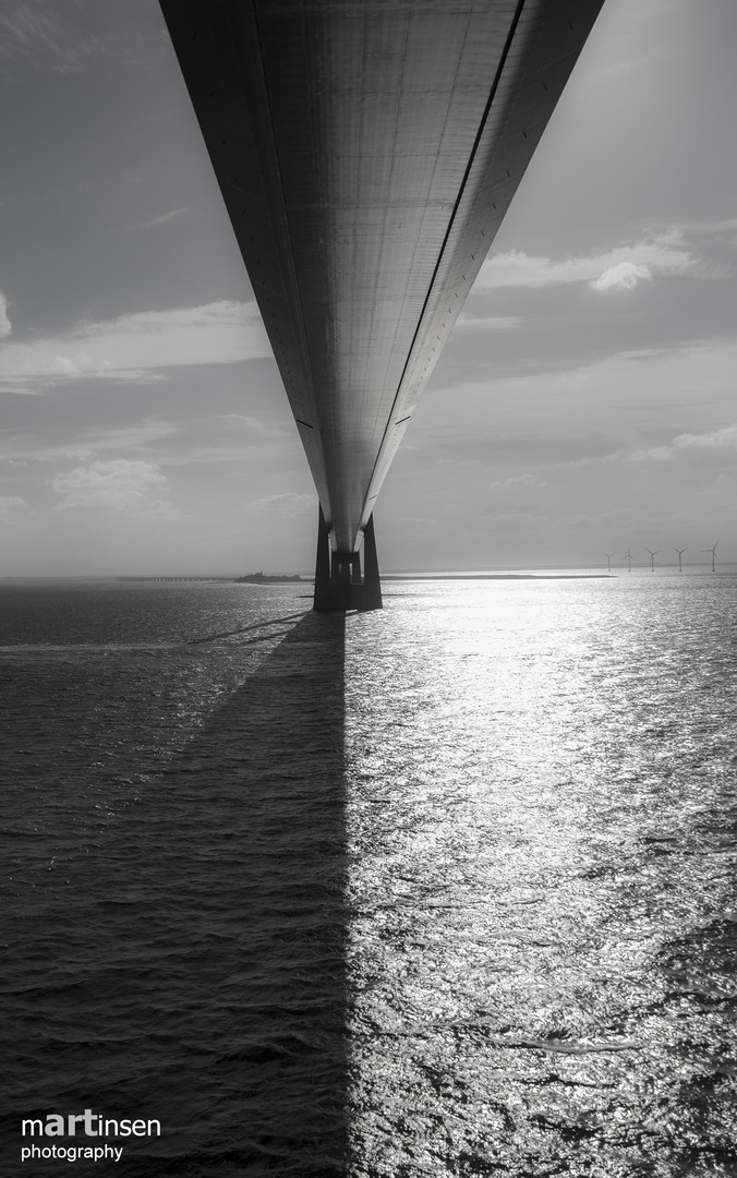 Genau unter die Brücke