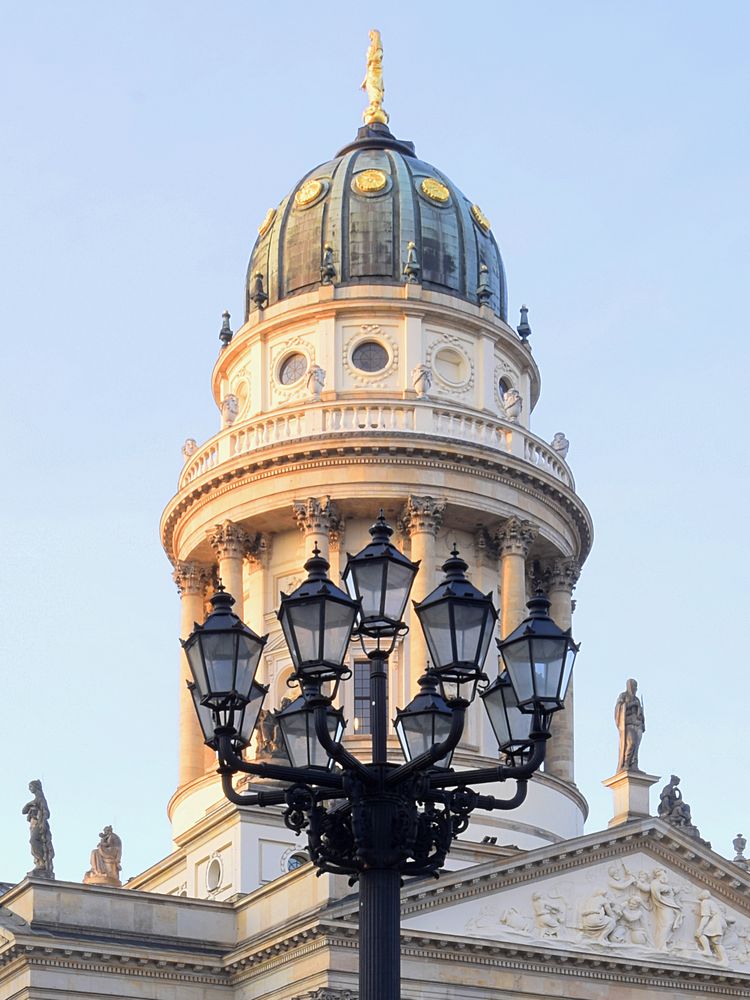 Gendarmenmarkt am Morgen - Dom mit Laterne