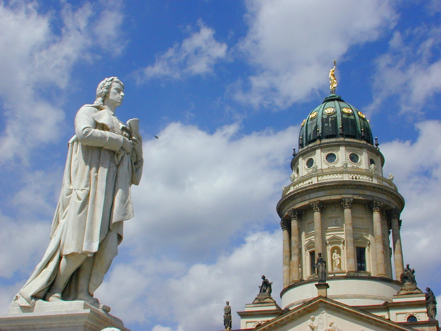 Gendarmenmarkt mit Schillerdenkmal und französischem Dom