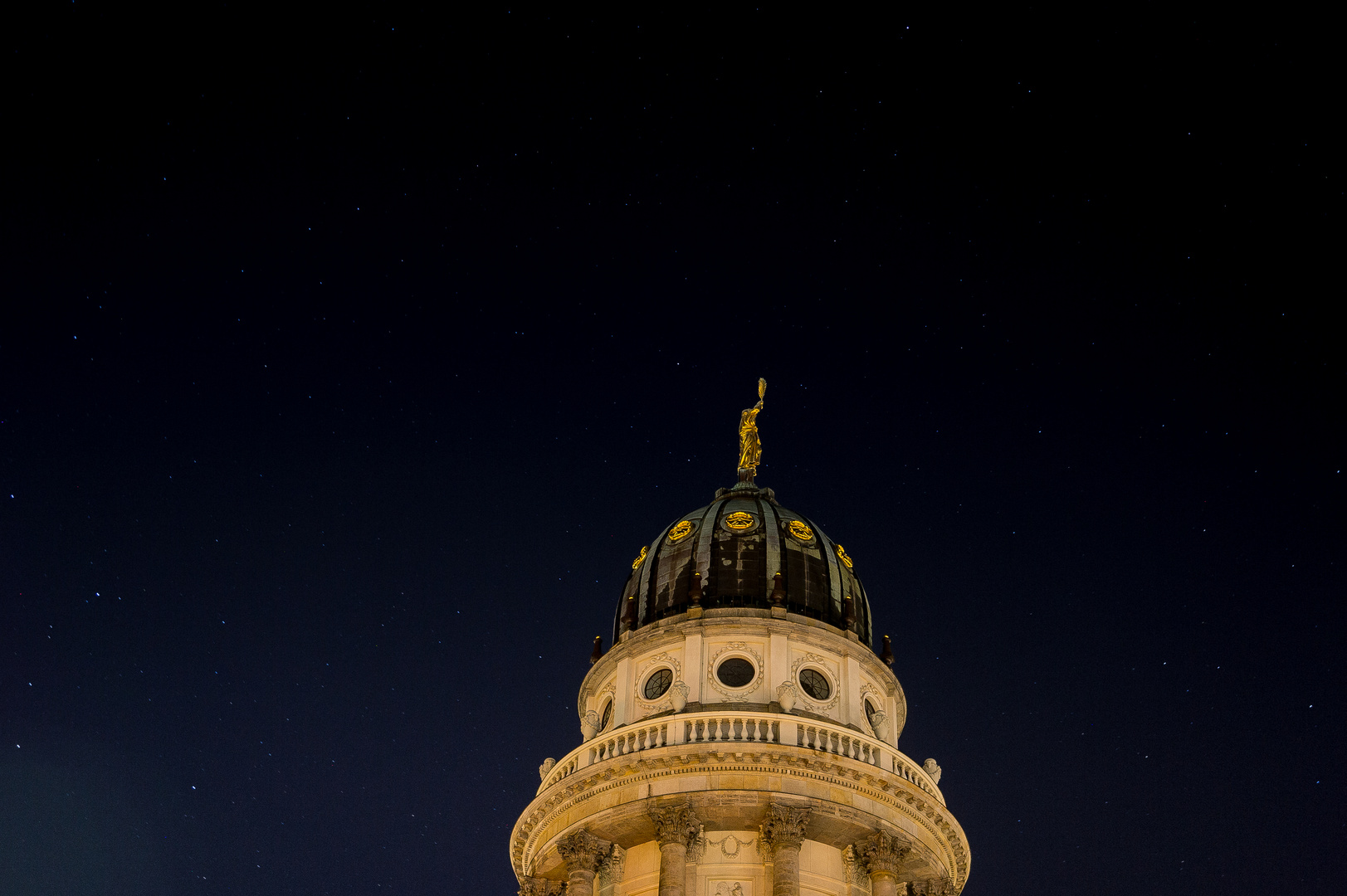 Gendarmenmarkt unter klarem Himmel