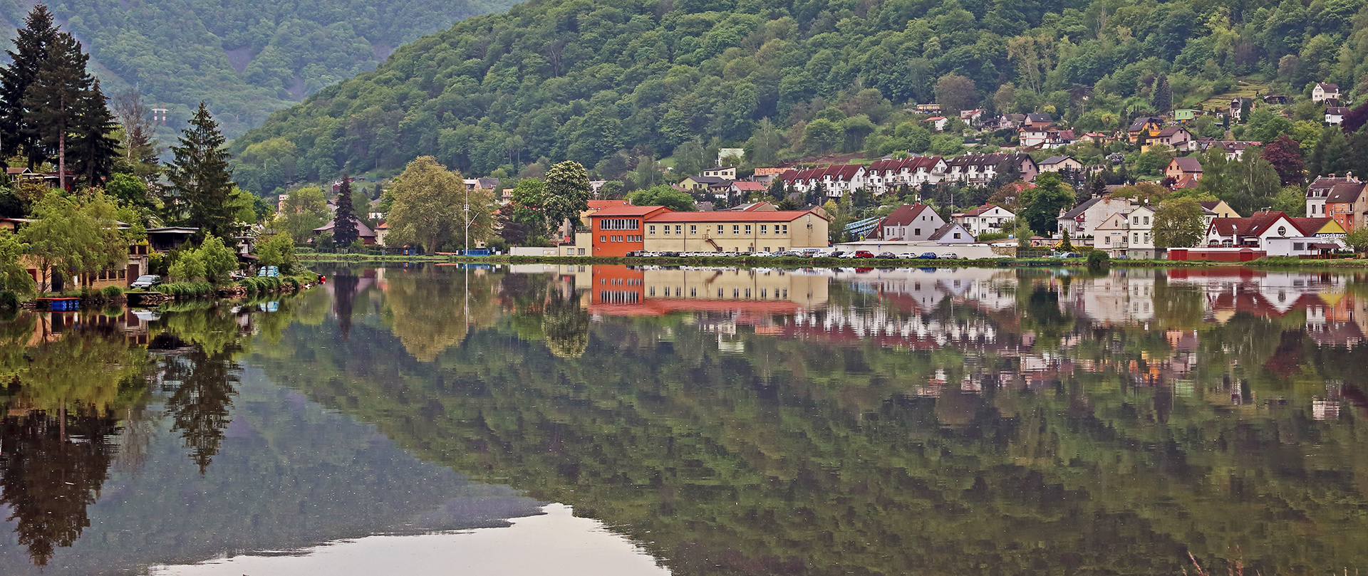 Geniale Spiegelung gestern Morgen beim Ende des Elbeataus in Usti nad Labem...