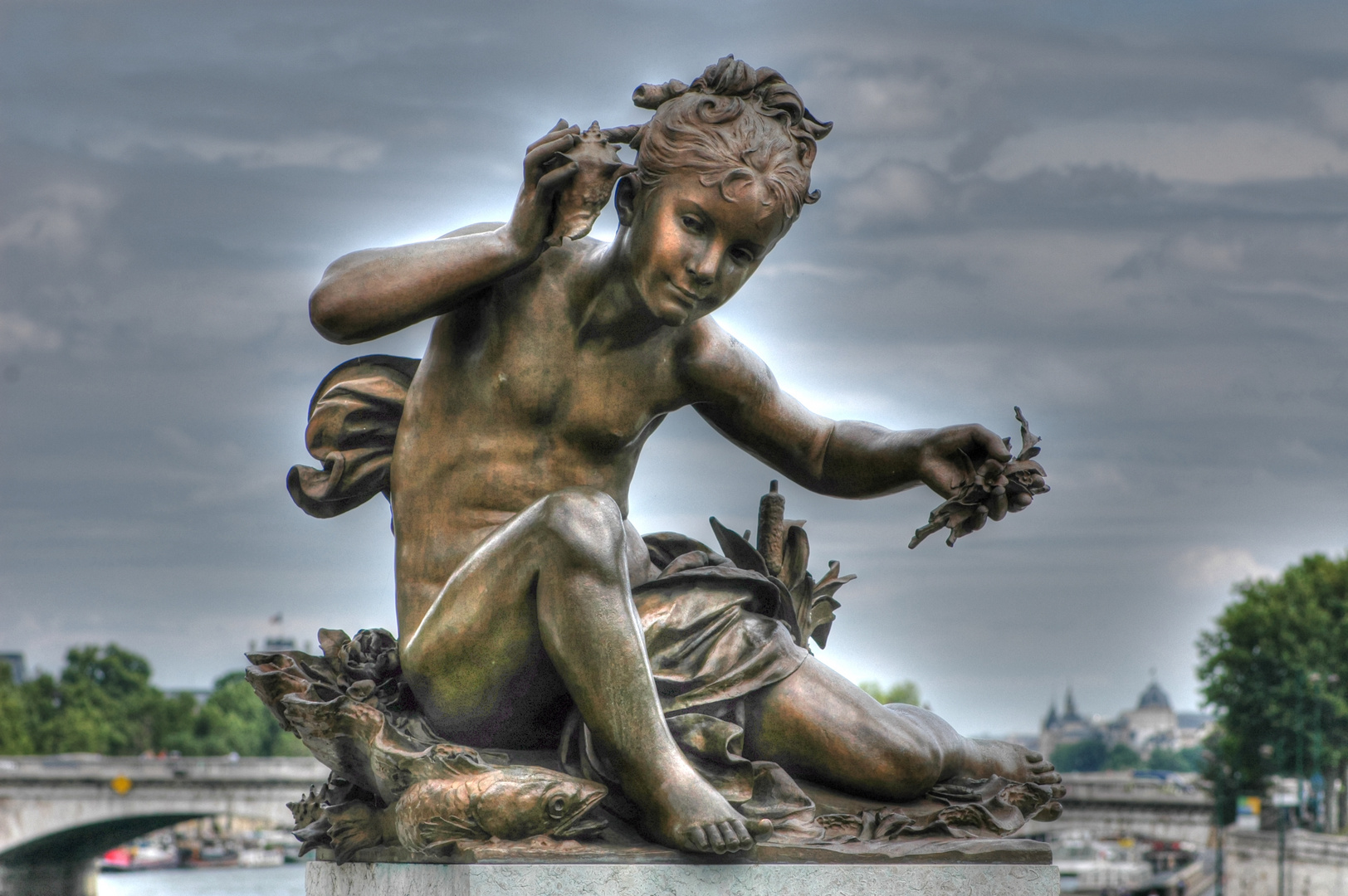 Génie aux coquillages . Pont Alexandre III