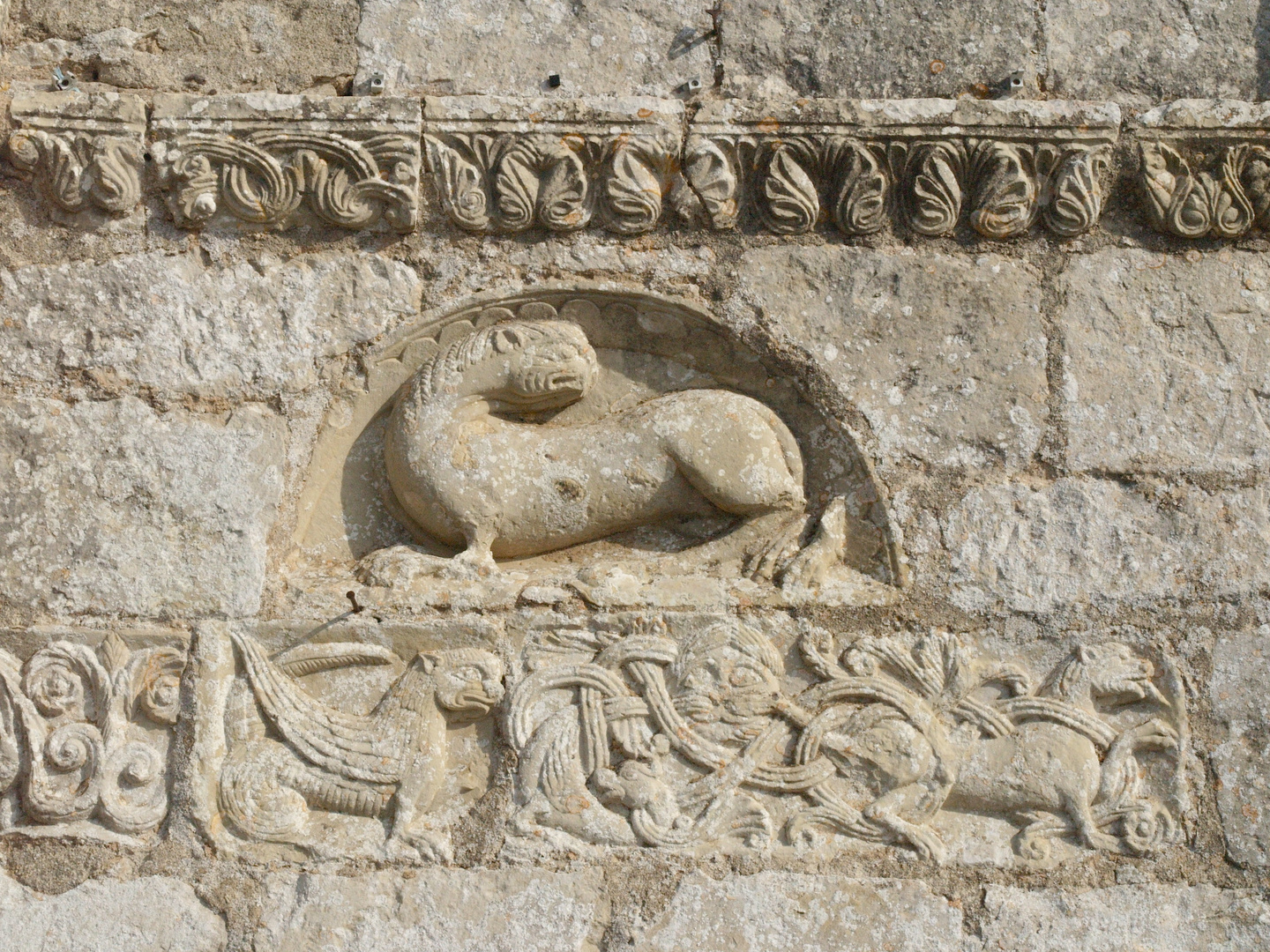 Genouillé – Détail de la façade de l’Eglise Notre-Dame, faux tympan de gauche