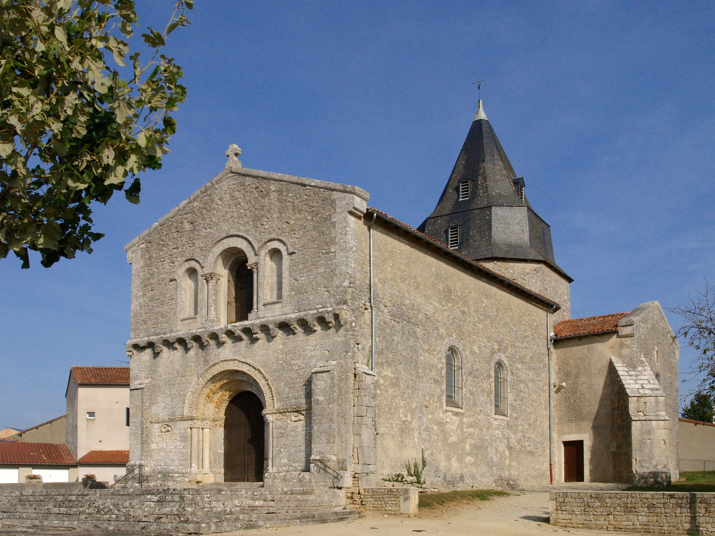 Genouillé - L’Eglise Notre-Dame (XIIIème) et son clocher octogonal