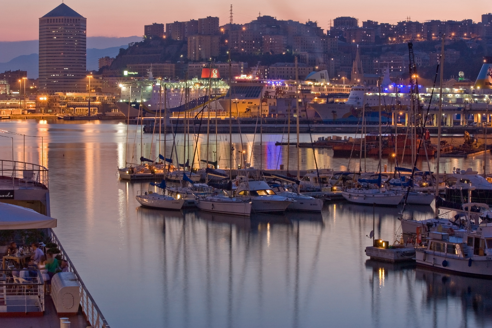 Genova , il suo porto le sue luci.