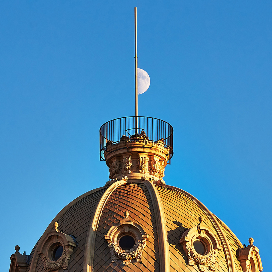 Genova, Luna a mezz'asta