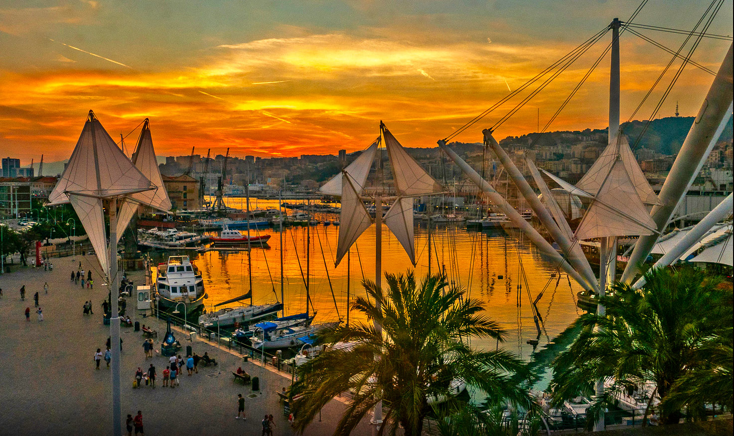 Genova, Porto Antico con tramonto digitale moderno