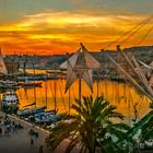 Genova, Porto Antico con tramonto digitale moderno