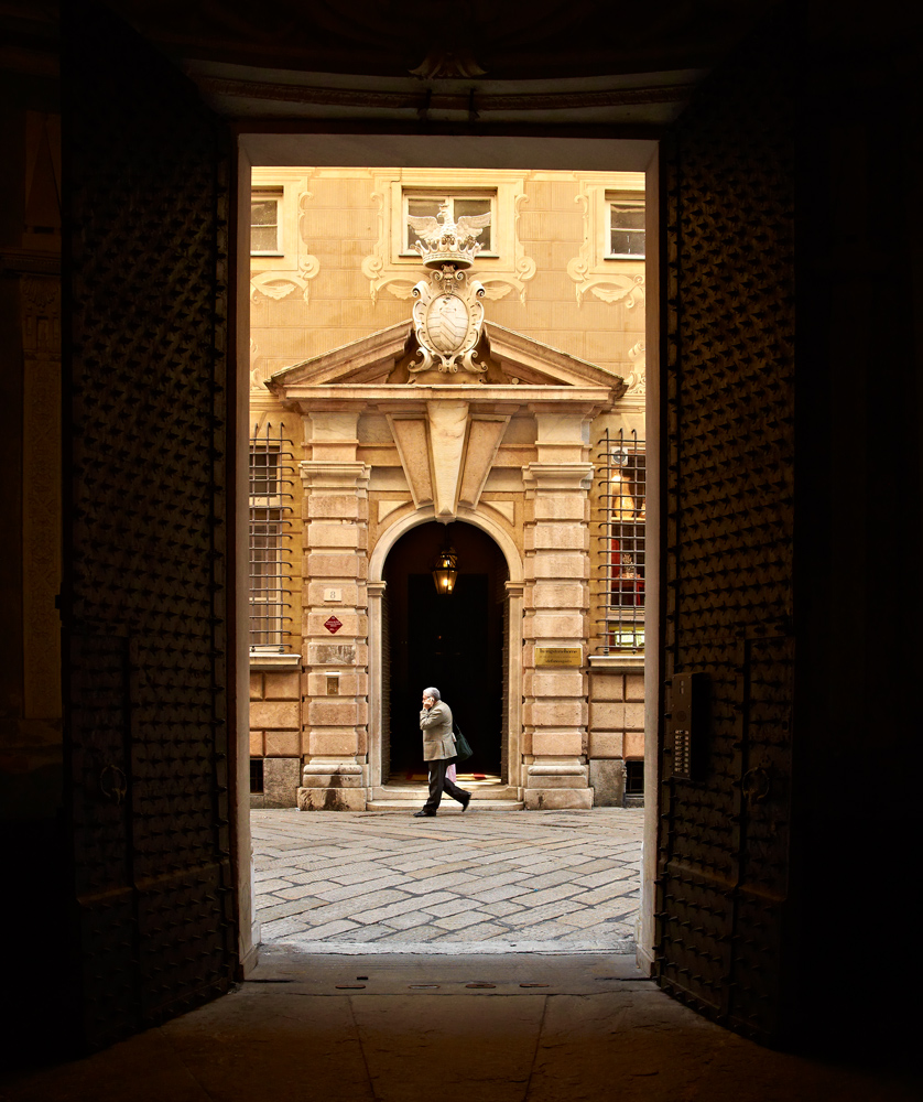 Genova, Via Garibaldi, in fretta...