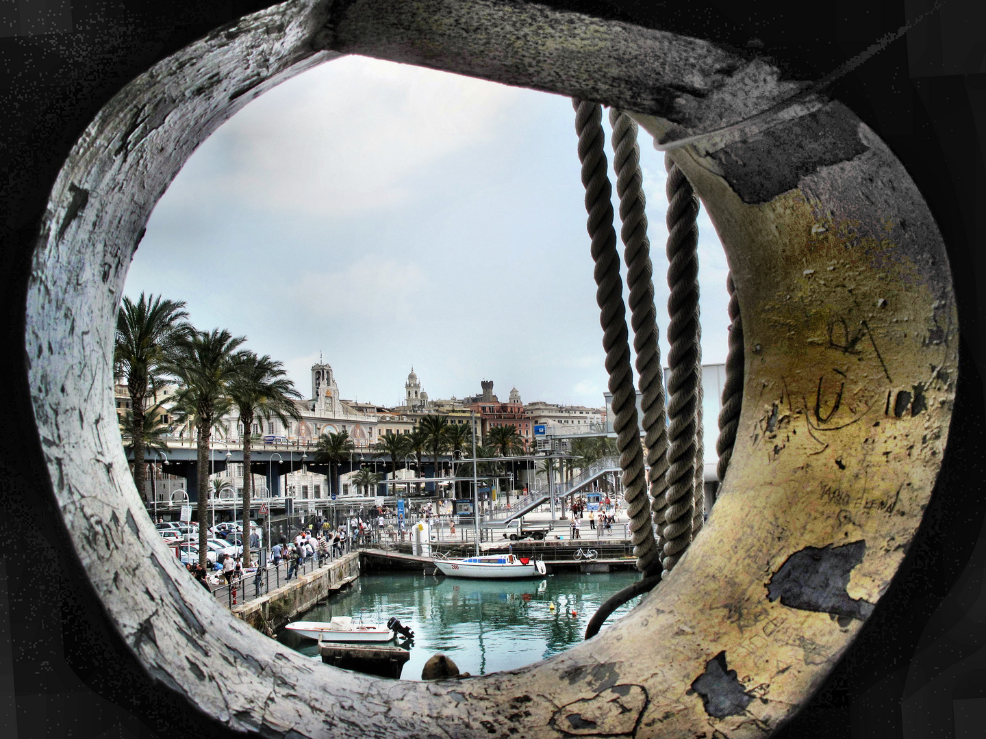 Genova vista da un oblò