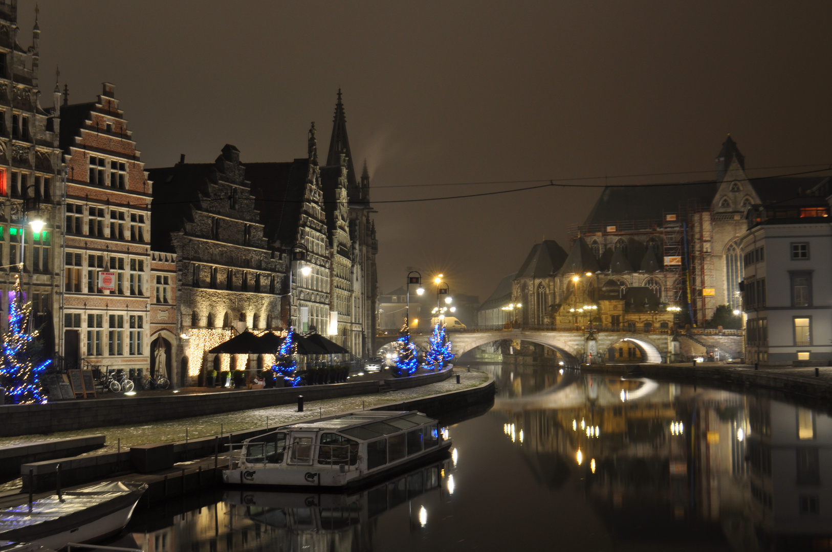 Gent bei Nacht im Nebel