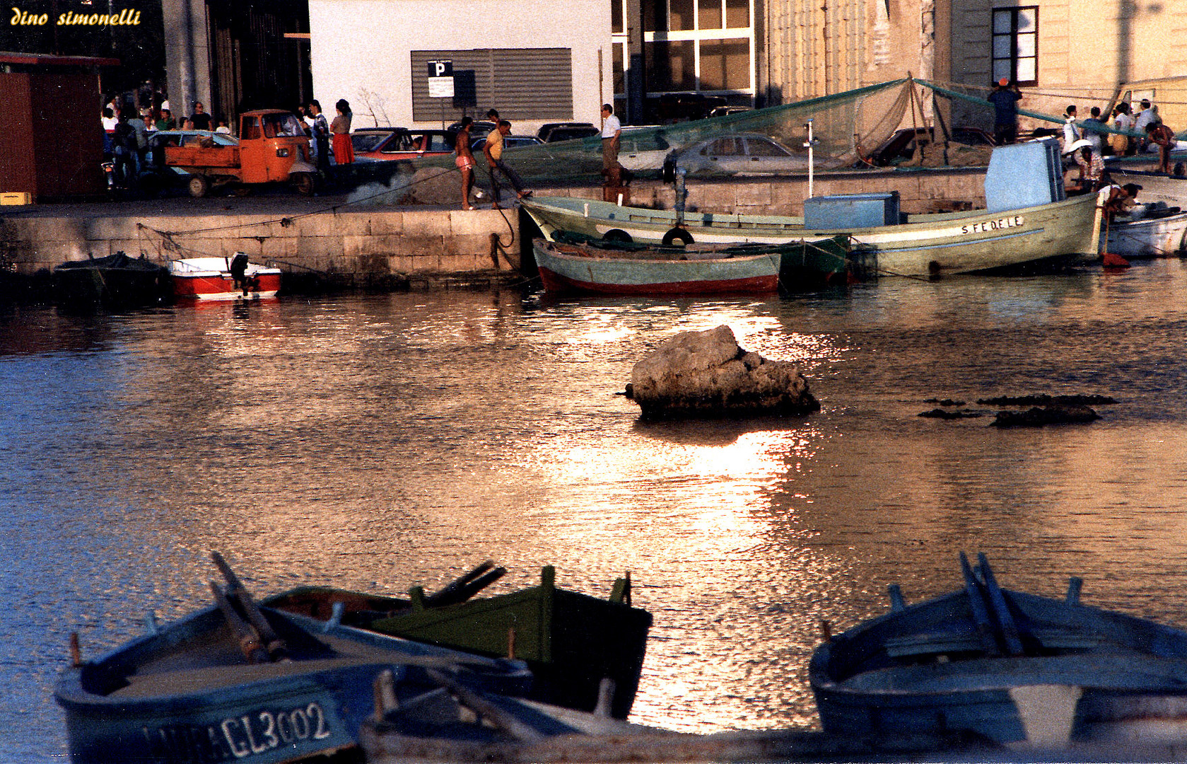 gente di mare in un porticciolo