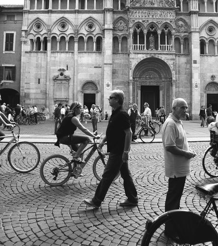 gente in piazza