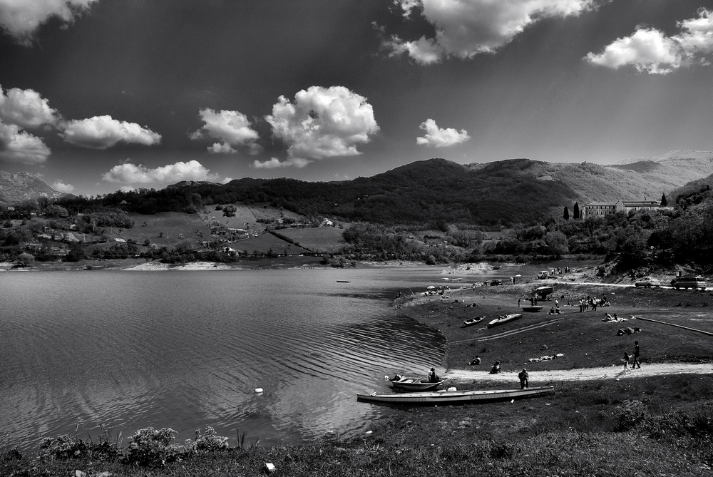 Gente sul lago