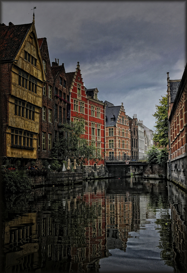 Genter Gracht im frühen Abendlicht - Le canal de Gand dans la lumière vespérale