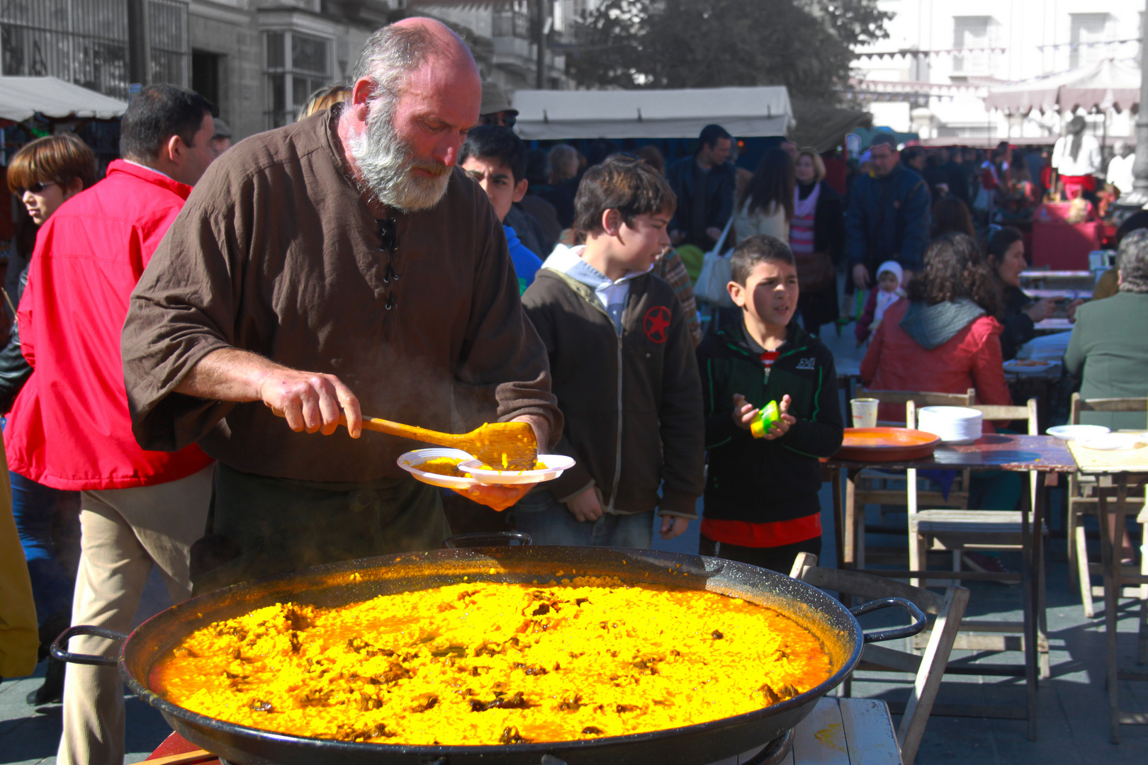 gentes divirtiendose en la fiesta del pueblo