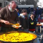 gentes divirtiendose en la fiesta del pueblo