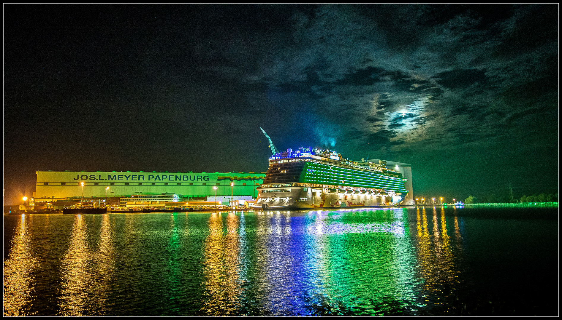 genting dream HDR  im Hafen von papenburg