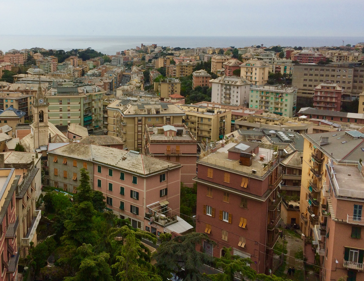 Genua, östlicher Stadtteil mit Blick aufs Meer 