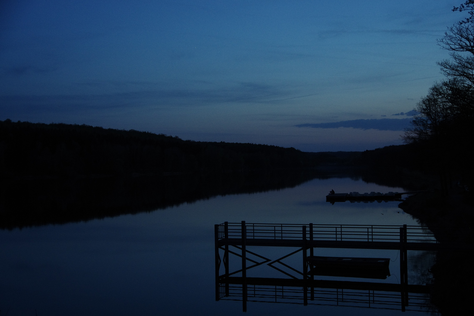 Genuss der blauen Stunde am Steg