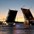 Geöffnete Schlossbrücke von Sankt-Petersburg