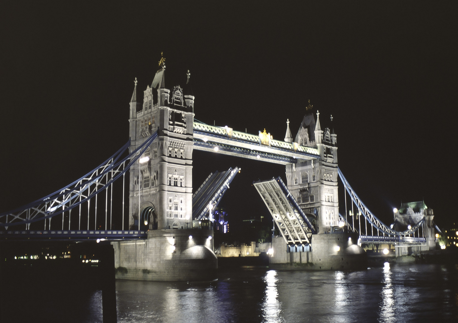 geöffnete Tower Bridge bei Nacht