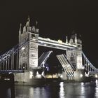 geöffnete Tower Bridge bei Nacht