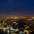 Geöffnete Tower Bridge bei Nacht