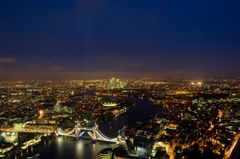 Geöffnete Tower Bridge bei Nacht