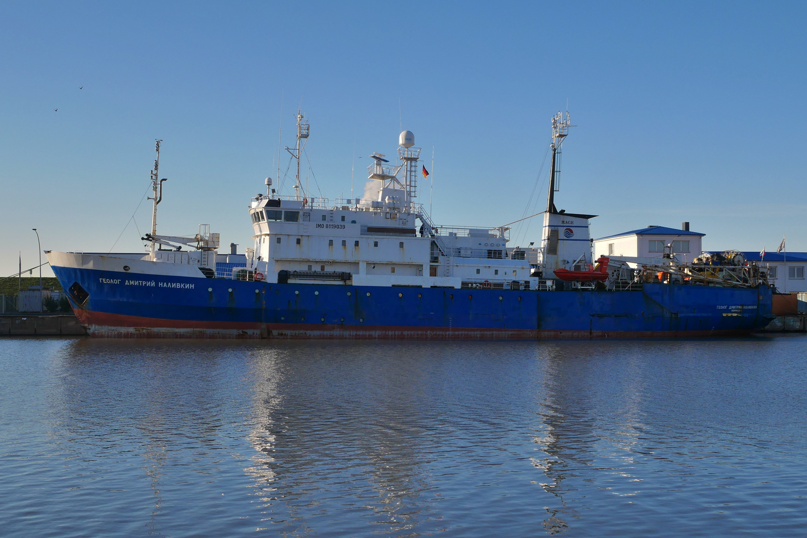 GEOLOG DMITRIY NALIVKIN im Fischereihafen