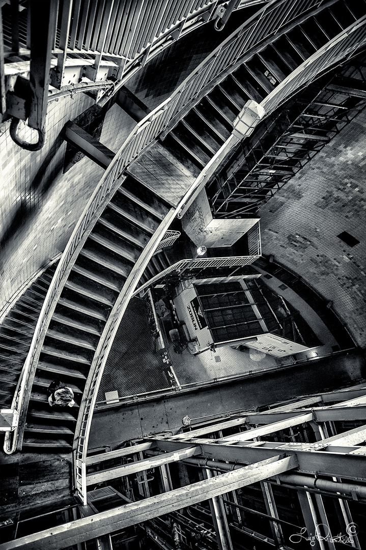 Geometric Escalation - St. Pauli Elbtunnel, Hamburg