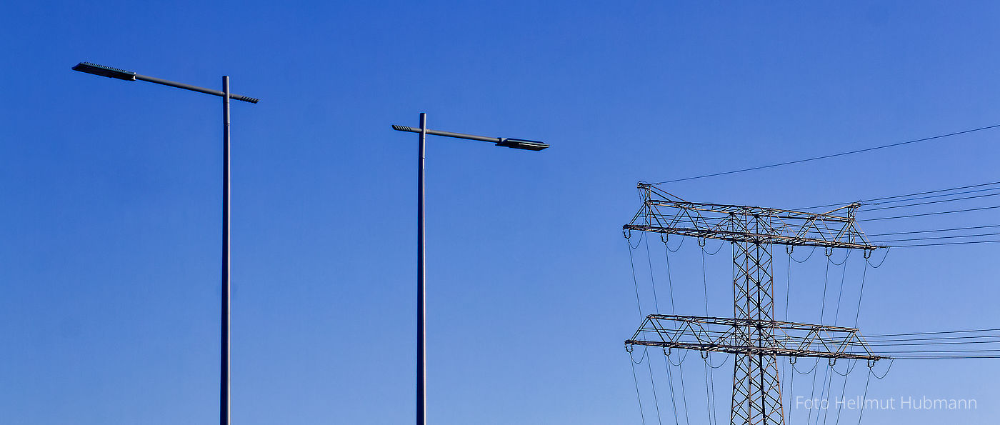 GEOMETRIE VOLLER SPANNUNG UNTER BLAUEM HIMMEL