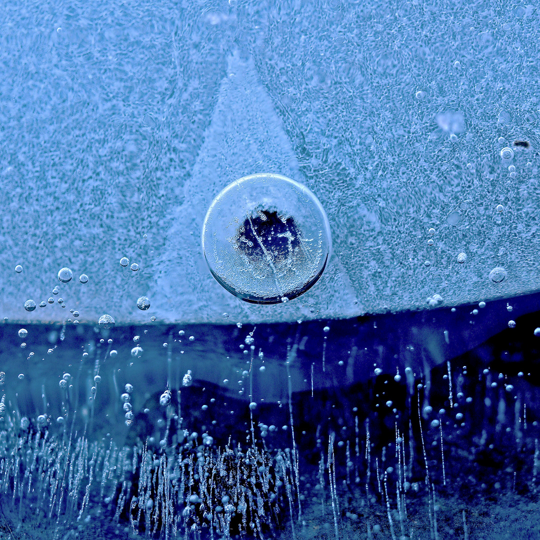 Geometrische Kunst auf dünner Eisschicht über dem Bergsee.