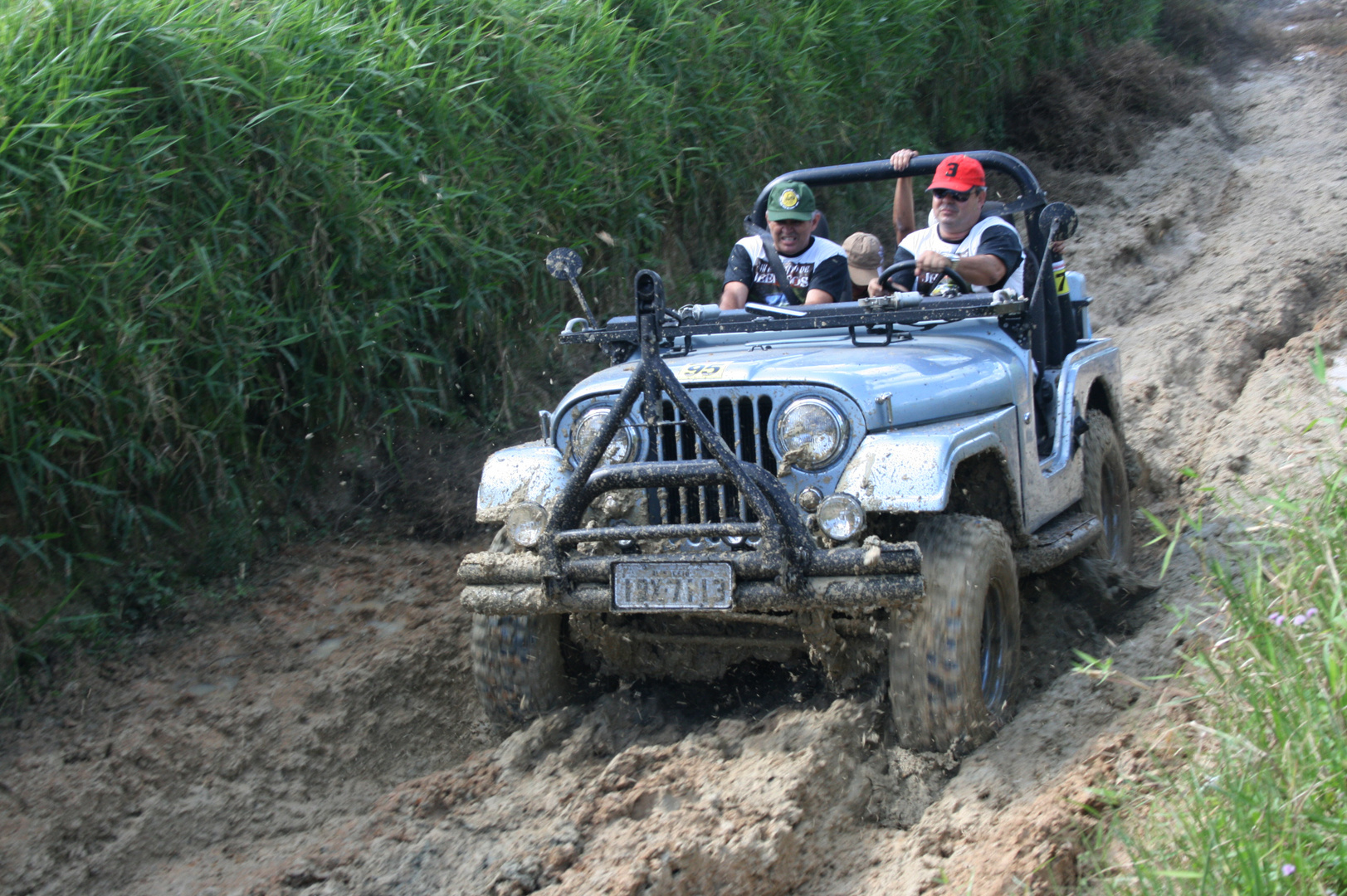 George Sarmento em aventura no Jeep de Adalmo Medeiros Jr