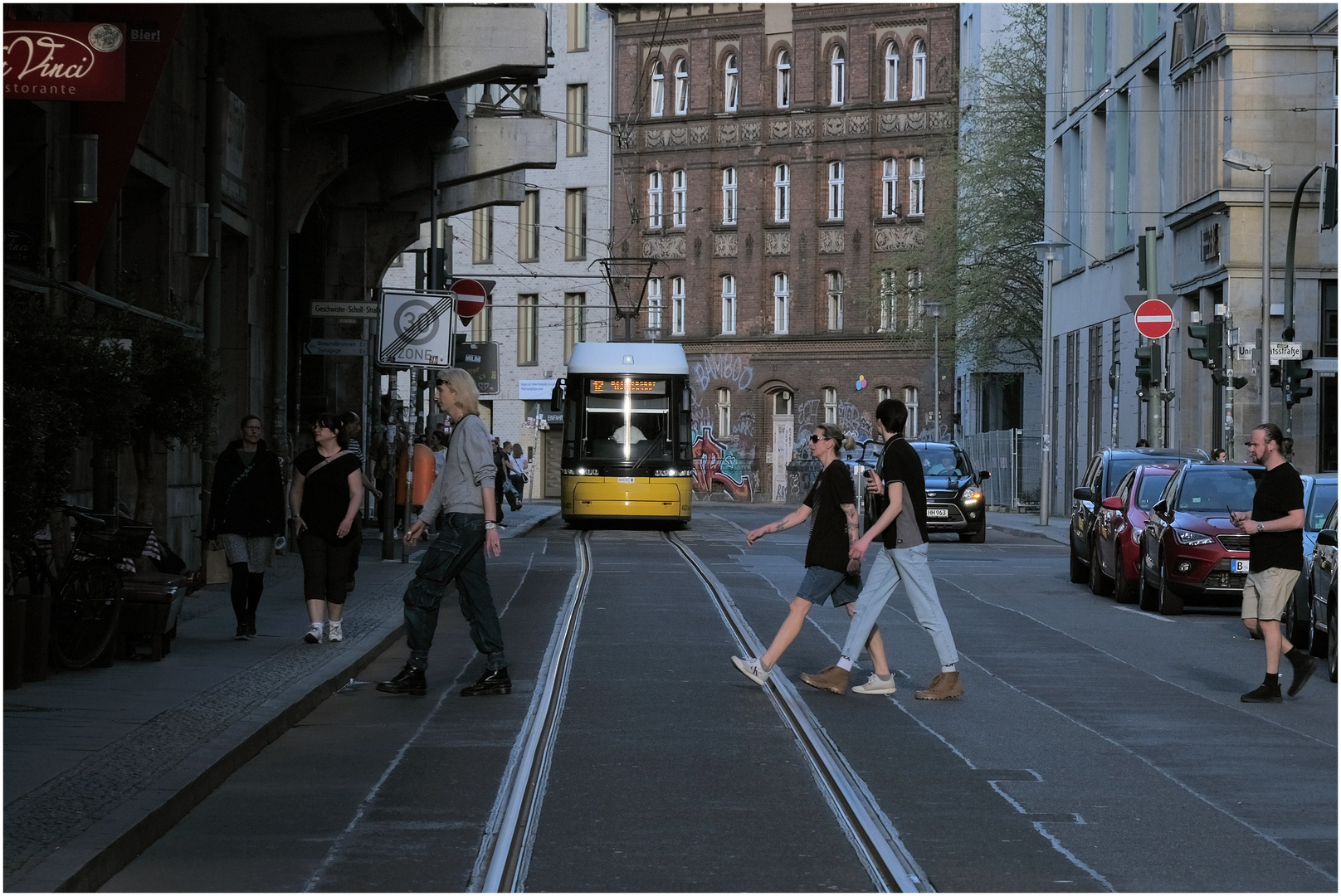 Georgenstraße mit Assoziation zur Abbey Road