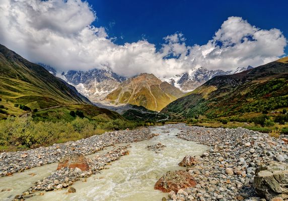 Georgien am Gletscherbach
