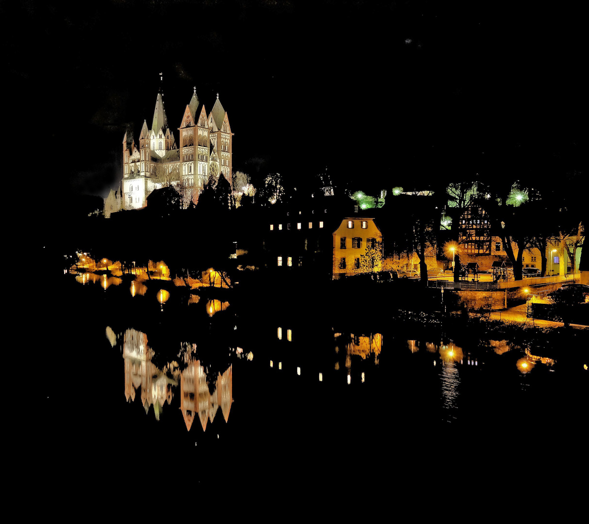 Georgsdom Limburg im nächtlichen Spiegelbild in der Lahn am 4. Advent