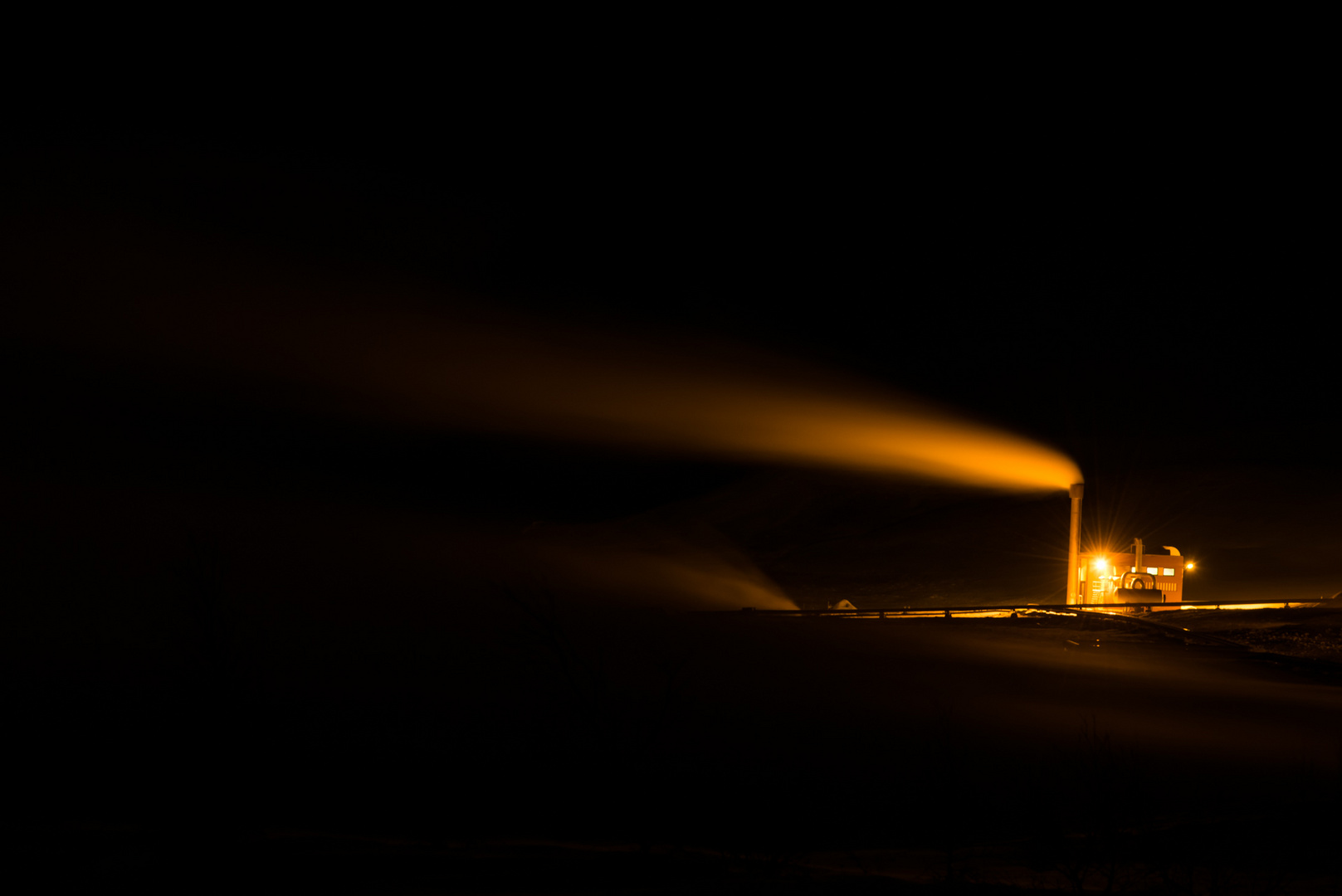 Geothermiekraftwerk bei Nacht