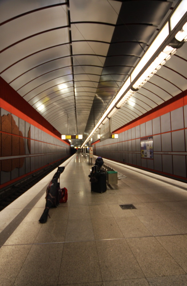 Gepäck in der U-Bahn-Haltestelle