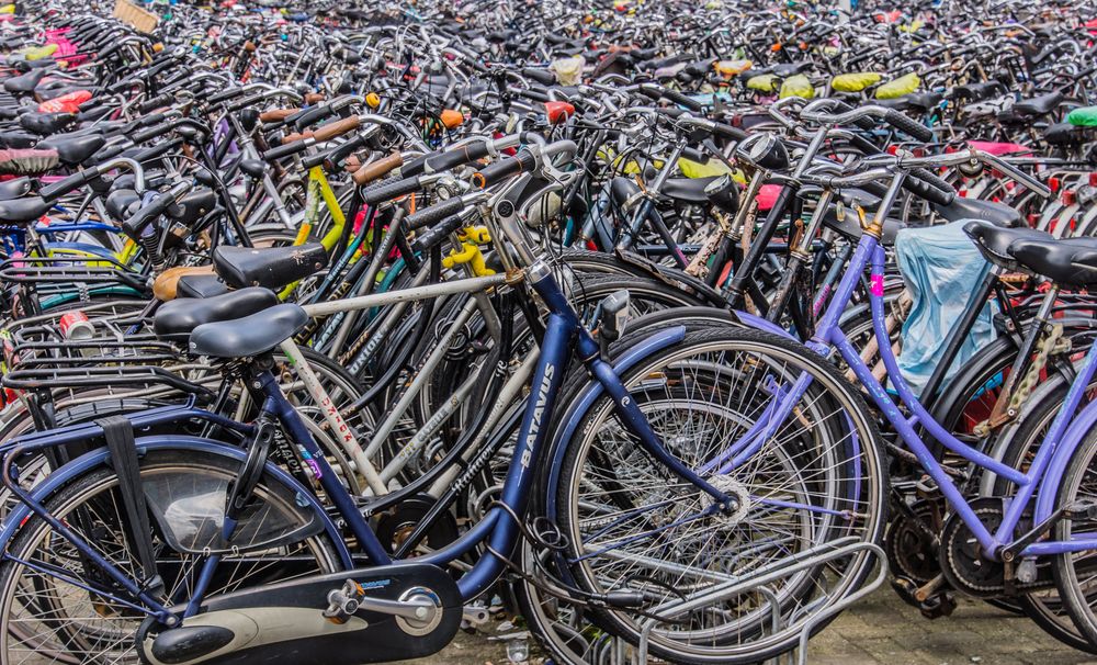 geparkt - vor dem Hauptbahnhof in Leiden/Niederlande