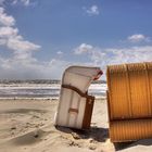 gepflegte Konversation unter Strandkörben