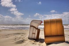 gepflegte Konversation unter Strandkörben